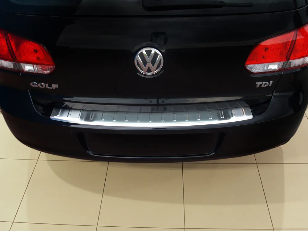 Galinio buferio apsauga VOLKSWAGEN GOLF VI 5d 2008-2012 (sidabrinis satinas) AVISA 2/35674