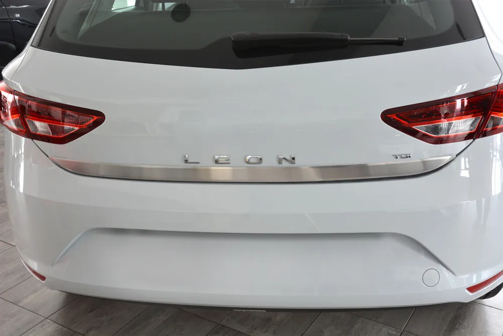 Bagažinės dangčio apsauginė juosta SEAT LEON 5F 5d 2013-2020 (srebrne lustro) AVISA 2/35831