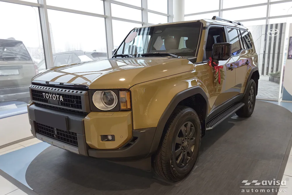 Bagažinės dangčio apsauginė juosta TOYOTA LAND CRUISER (J25) 2024-> (juodas veidrodinis) AVISA 2/51103
